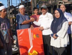 Bupati Kotabaru Menyalurkan Bantuan Korban Musibah Kebakaran di Higa Gunung