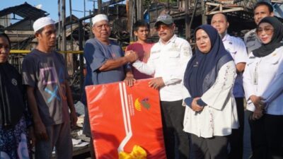 Bupati Kotabaru Menyalurkan Bantuan Korban Musibah Kebakaran di Higa Gunung