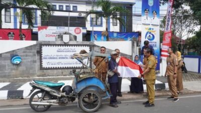 DKISP Kabupaten Banjar Bagikan Gratis Bendera Merah Putih