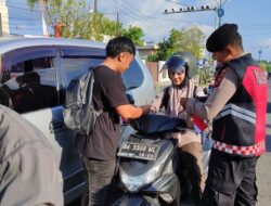 Polres Banjar Bagikan 500 Bendera Merah Putih