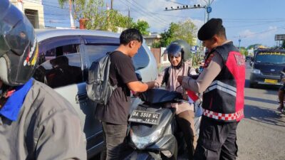 Polres Banjar Bagikan 500 Bendera Merah Putih