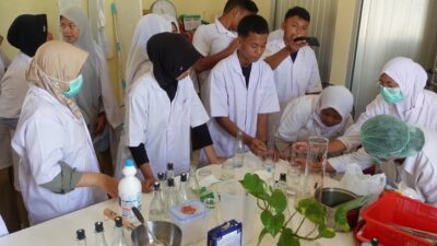 Tingkatkan Skill, Guru dan Siswa Belajar Bersama dengan Praktisi Kultur Jaringan