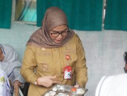 Kapolda Kalimantan Selatan dan Wali Kota Banjarbaru Menyantap Menu MBG