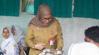 Kapolda Kalimantan Selatan dan Wali Kota Banjarbaru Menyantap Menu MBG
