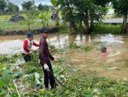 Gunakan Peralatan Seadanya, Warga Desa Pekauman Dalam Bersihkan Sungai