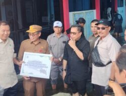 Gubernur Muhidin Salurkan Bantuan Banjir di Desa Bincau Martapura