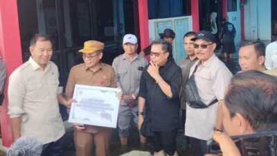 Gubernur Muhidin Salurkan Bantuan Banjir di Desa Bincau Martapura