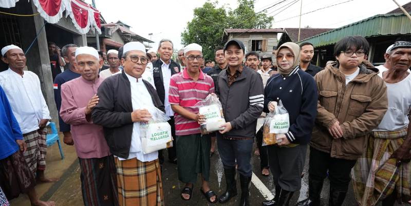 Wakil Gubernur (Wagub) Kalsel, H. Hasnuryadi Sulaiman didampingi sang istri, drg. Ellyana Trisya Hasnuryadi, turun langsung meninjau warga terdampak banjir di sejumlah wilayah di Kabupaten Banjar, Rabu (31/12/2025) sore.